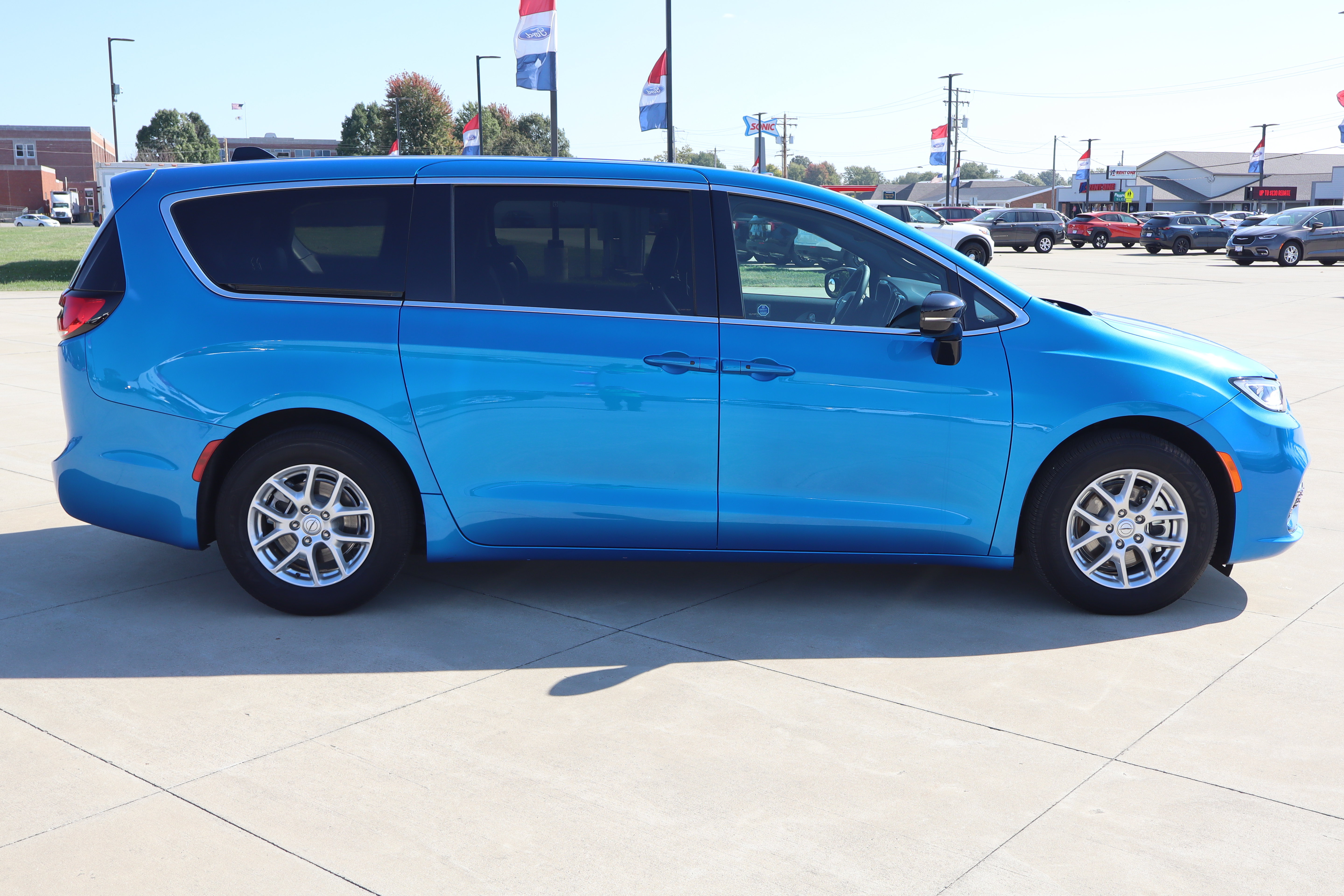Used 2026 Chrysler Pacifica Select Van Passenger Van