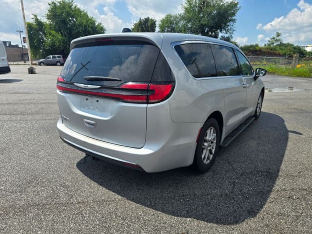 Used 2024 Chrysler Pacifica Touring L Minivan/Van