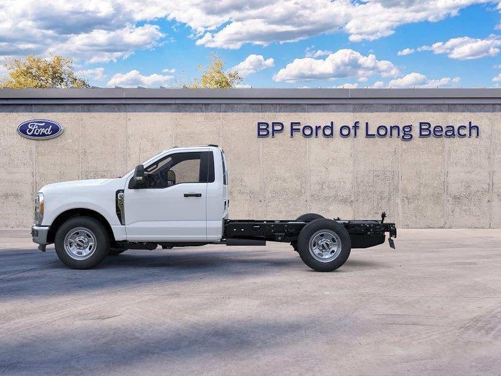 2026 Ford F-350 Super Duty Chassis Cab XL - Photo 3