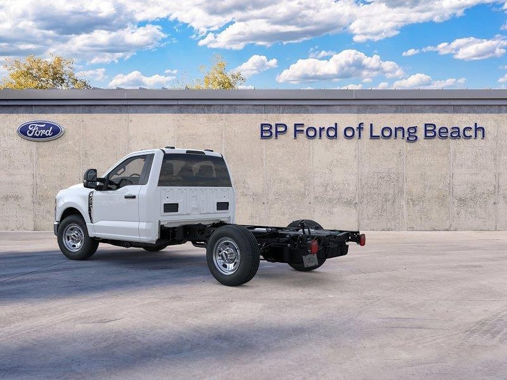 2026 Ford F-350 Super Duty Chassis Cab XL - Photo 4
