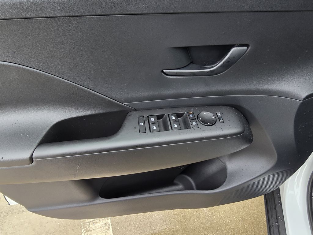 2025 Hyundai Kona SE - Photo 15