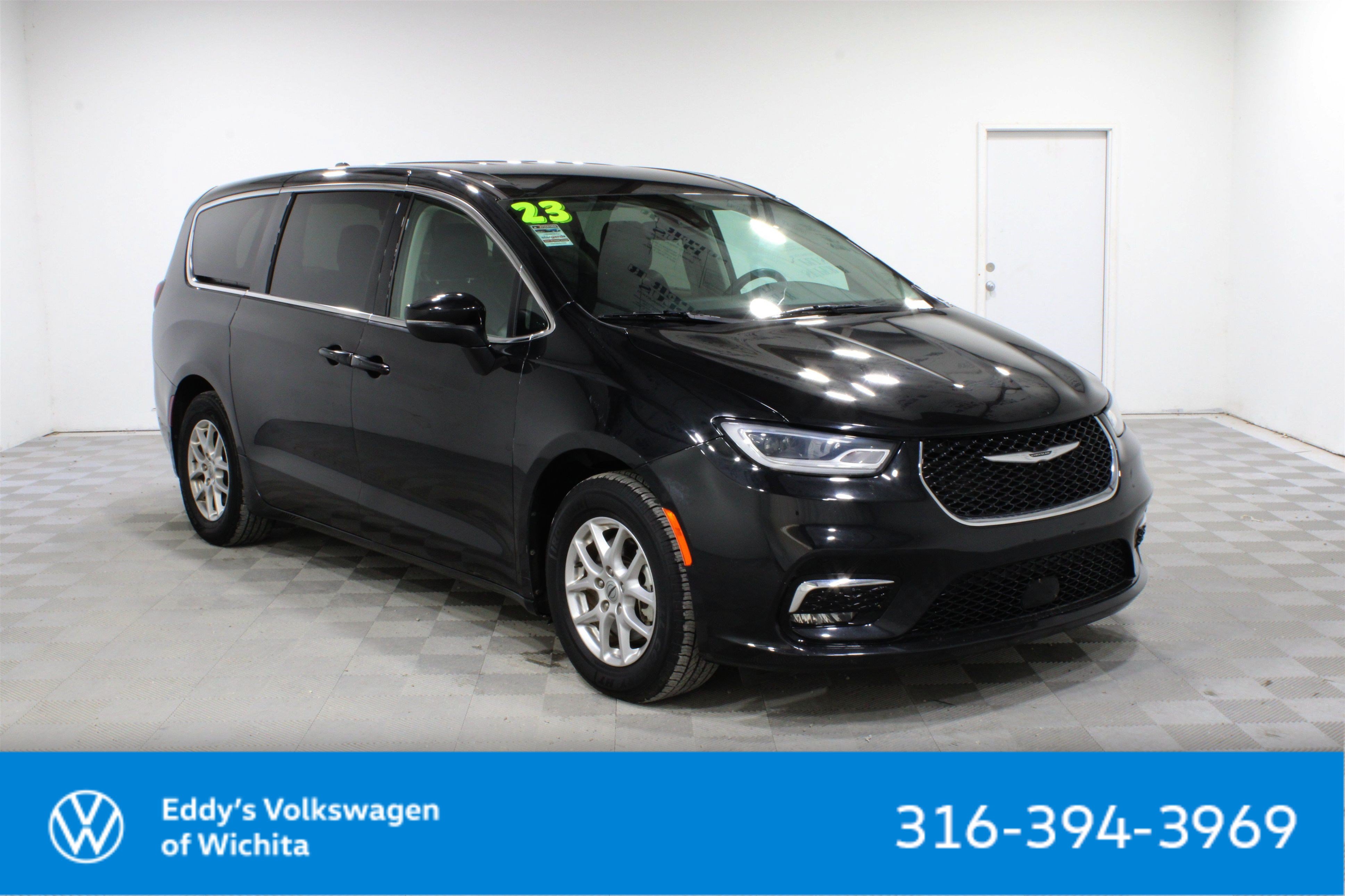 Used 2023 Chrysler Pacifica Touring L Mini-van, Passenger