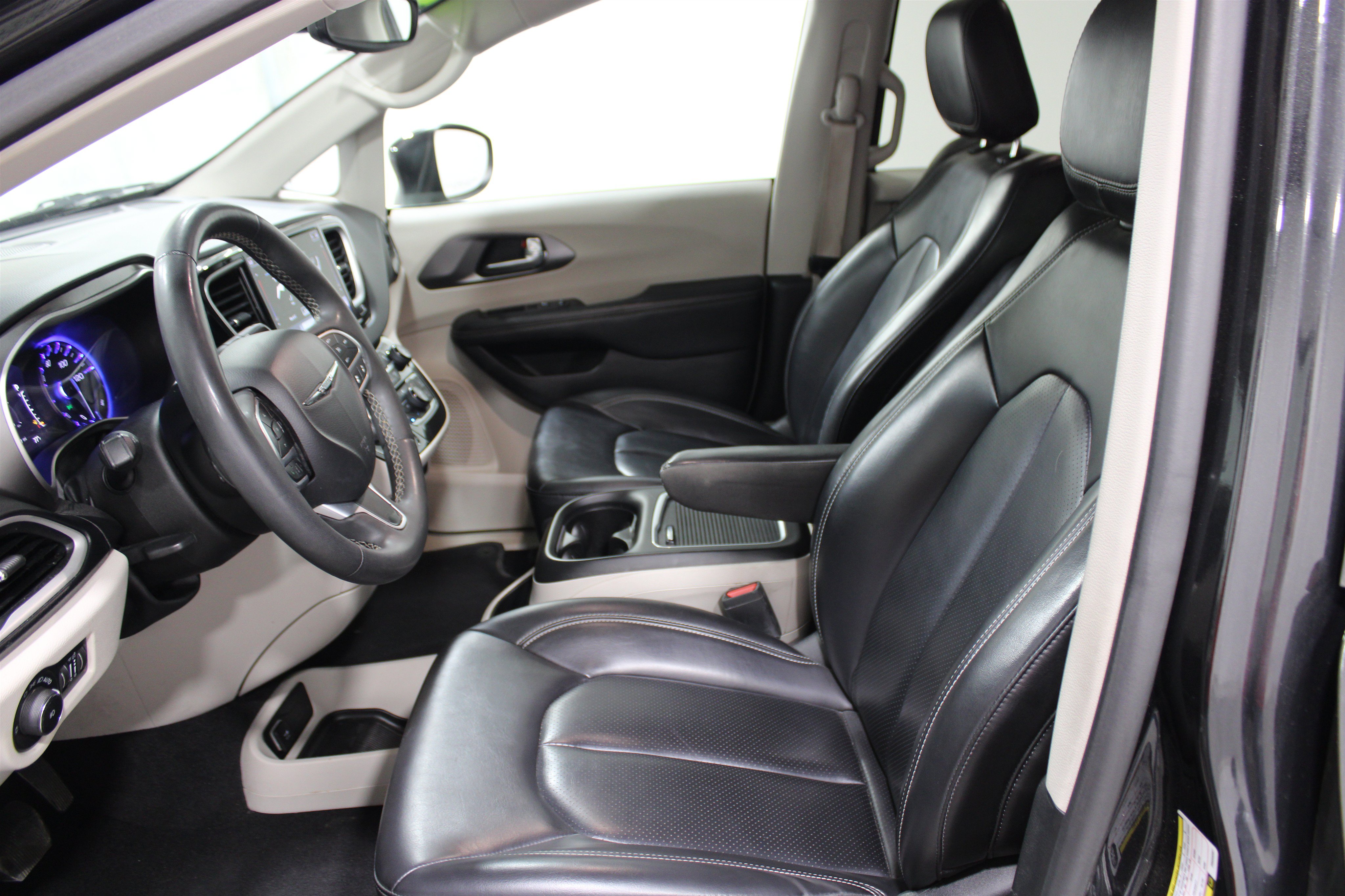 Used 2023 Chrysler Pacifica Touring L Mini-van, Passenger