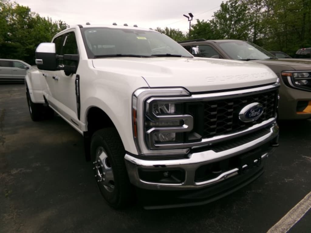 New 2026 Ford F-350 Lariat CrewCab 4x4 DRW Truck Crew Cab