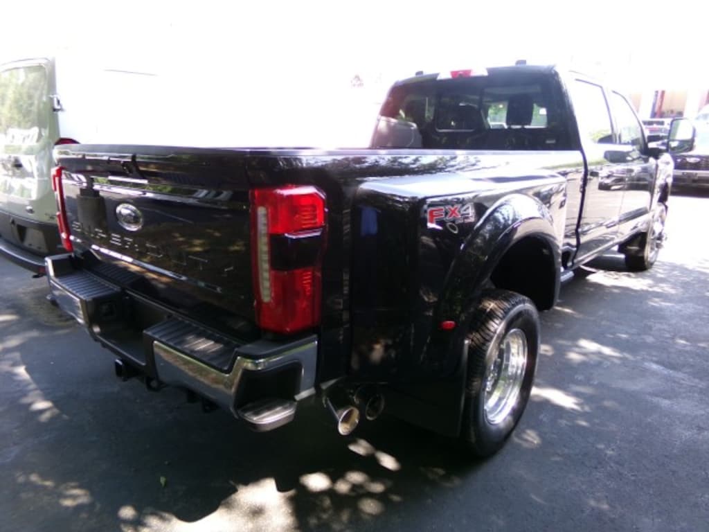 New 2026 Ford F-350 Lariat CrewCab 4x4 DRW Truck Crew Cab