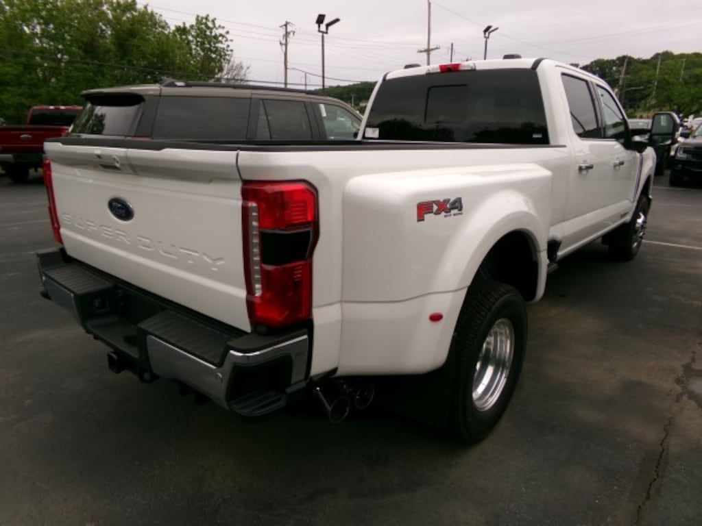 New 2026 Ford F-350 Lariat CrewCab 4x4 DRW Truck Crew Cab
