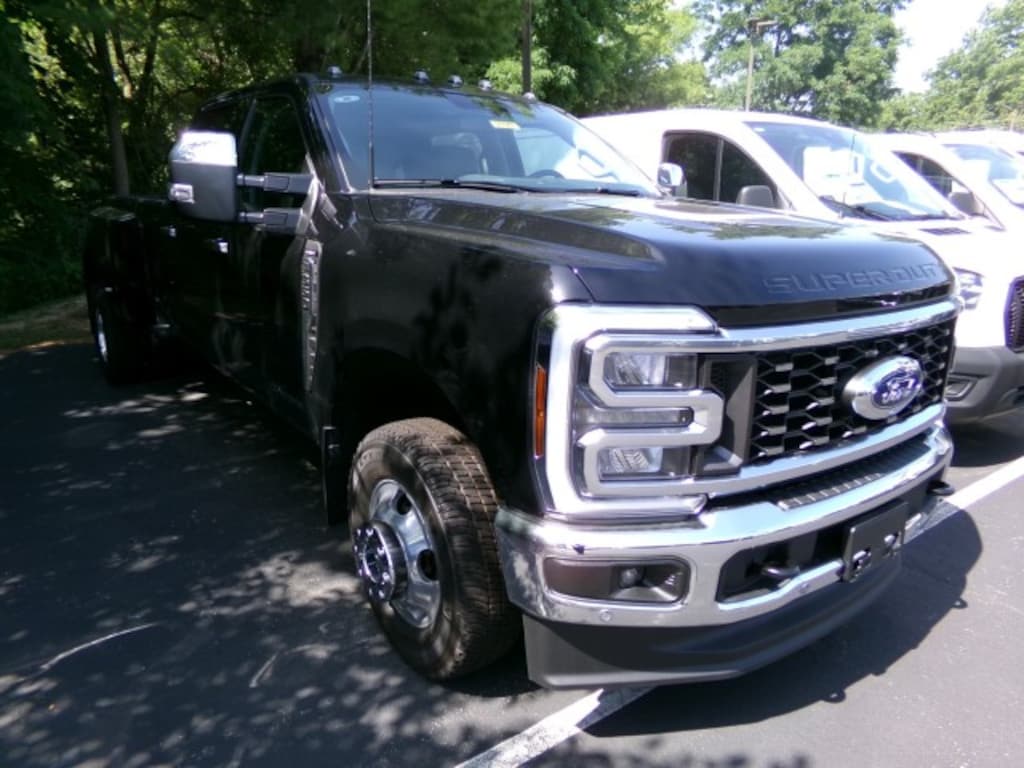 New 2026 Ford F-350 Lariat CrewCab 4x4 DRW Truck Crew Cab