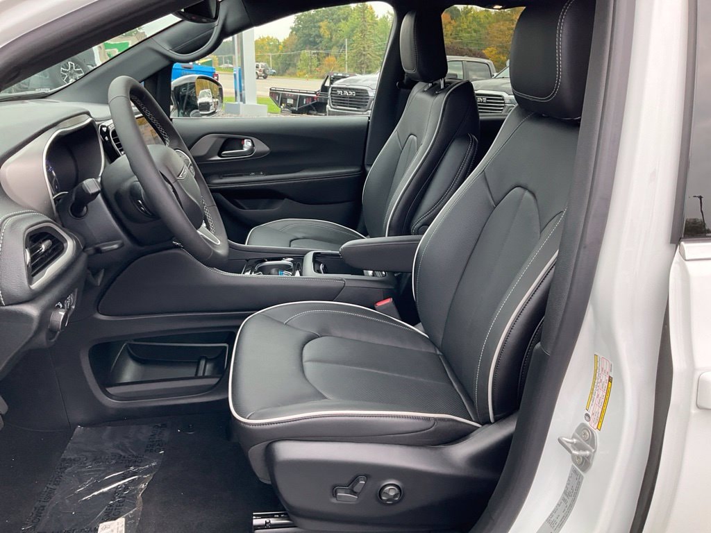 New 2027 Chrysler Pacifica LIMITED AWD Passenger Van