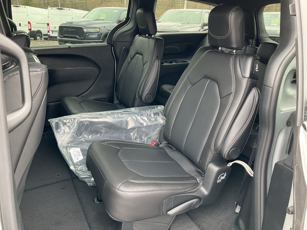 2026 Chrysler Pacifica Select - Photo 17