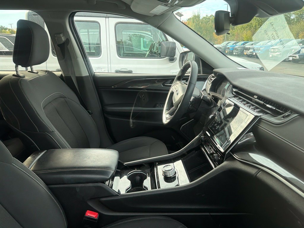 Used 2022 Jeep Grand Cherokee Laredo SUV