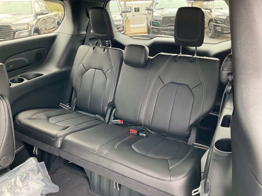 2026 Chrysler Pacifica Select - Photo 18