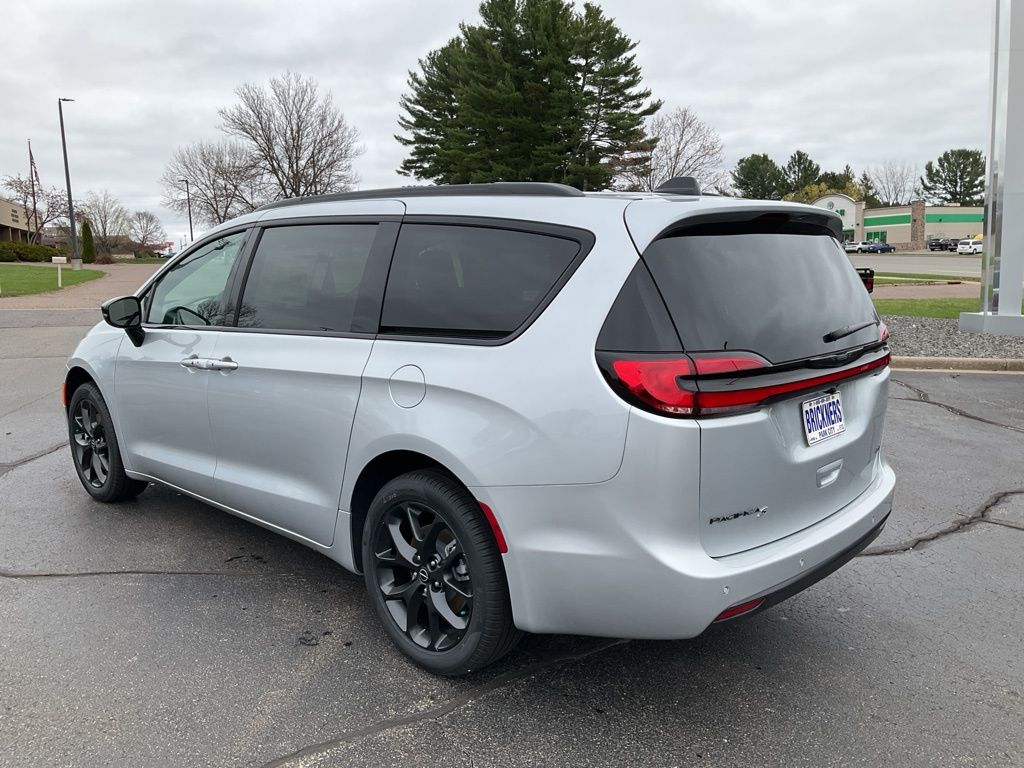 2026 Chrysler Pacifica Select - Photo 10