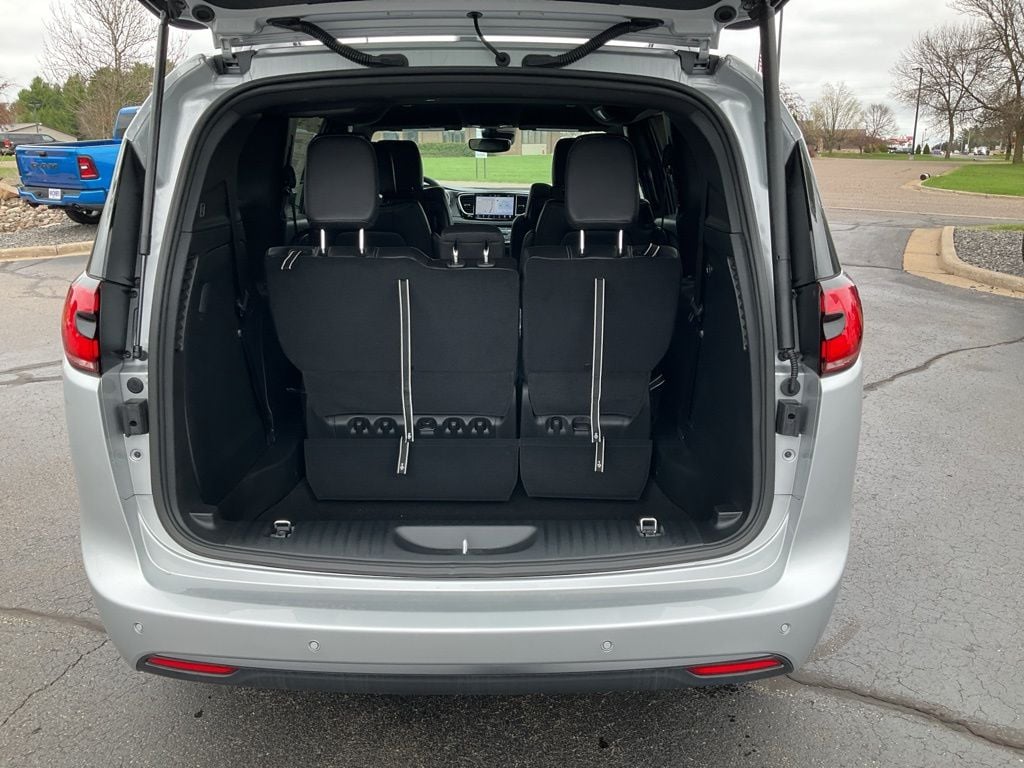 2026 Chrysler Pacifica Select - Photo 8