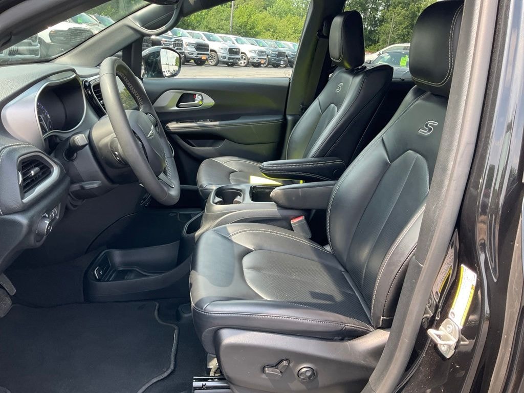 Used 2024 Chrysler Pacifica Touring L Minivan/Van
