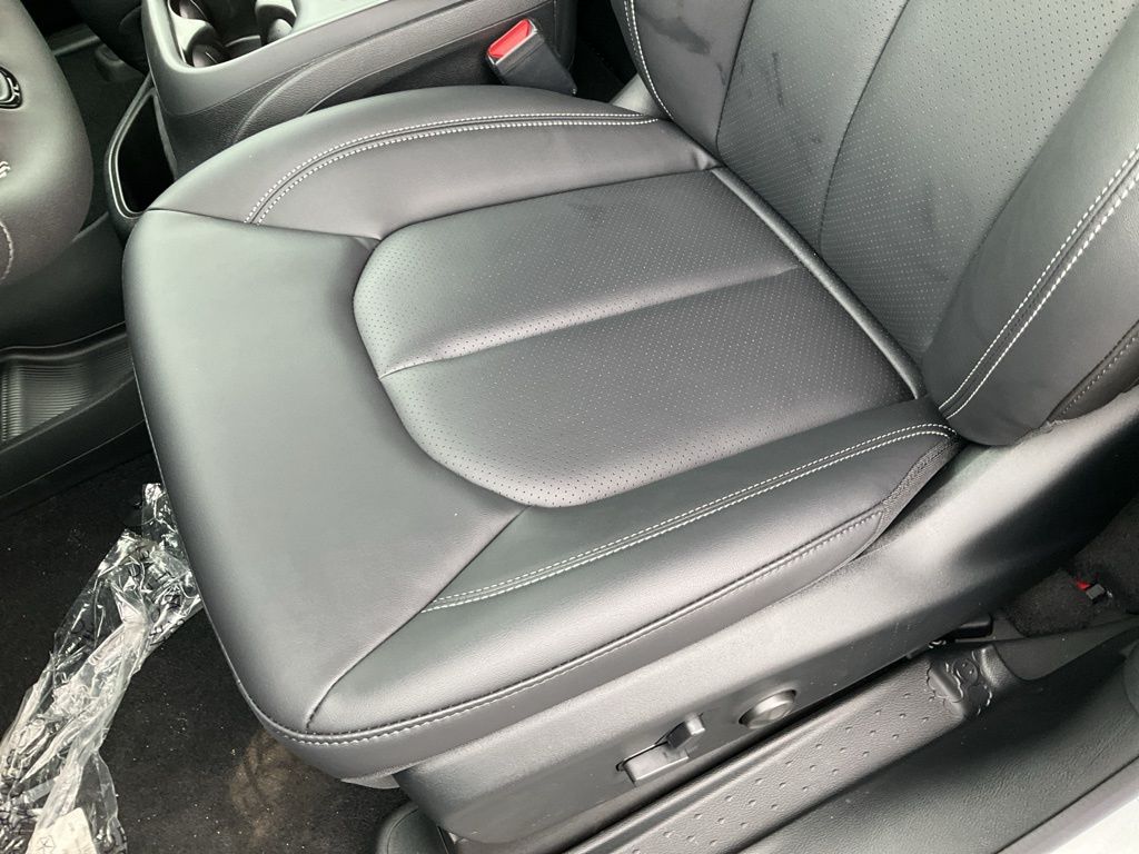 2026 Chrysler Pacifica Select - Photo 15
