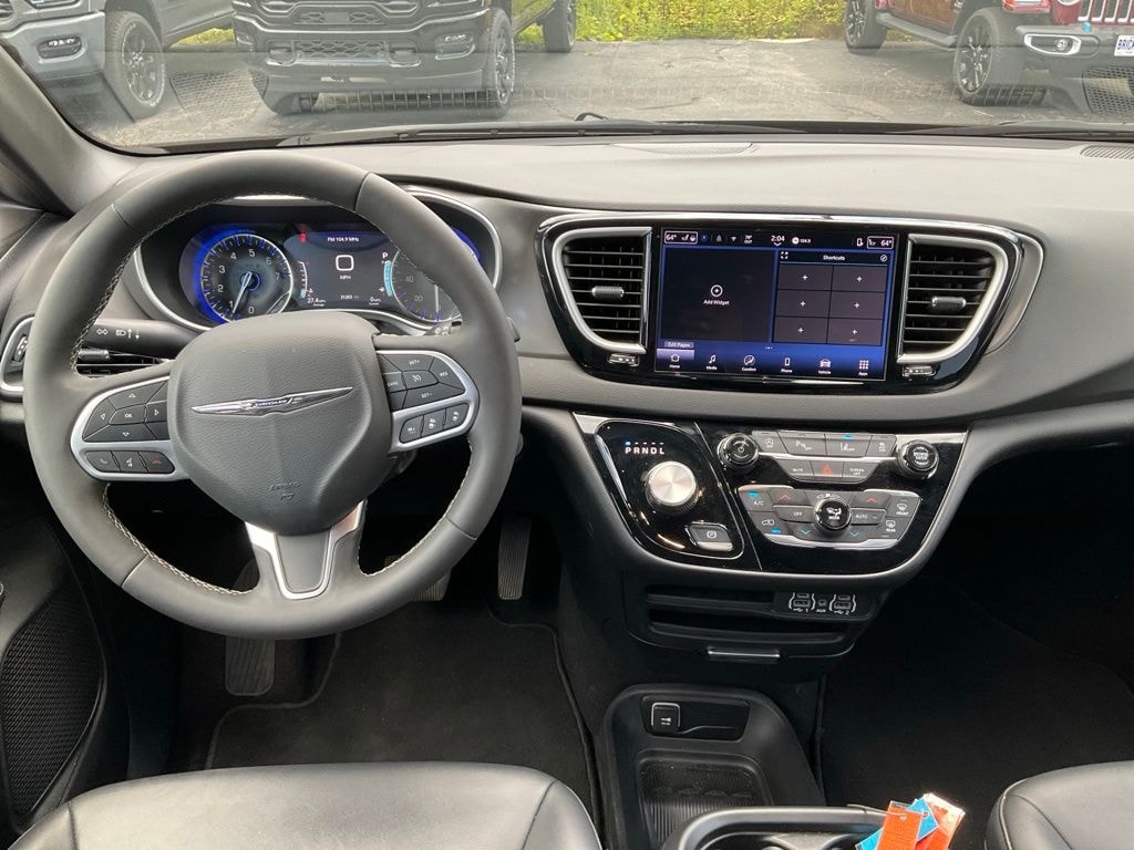 Used 2025 Chrysler Pacifica Select Minivan/Van