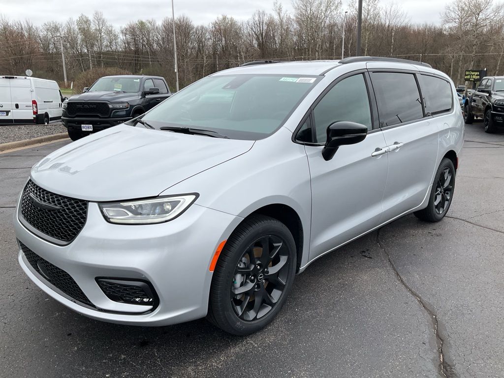 2026 Chrysler Pacifica Select - Photo 12