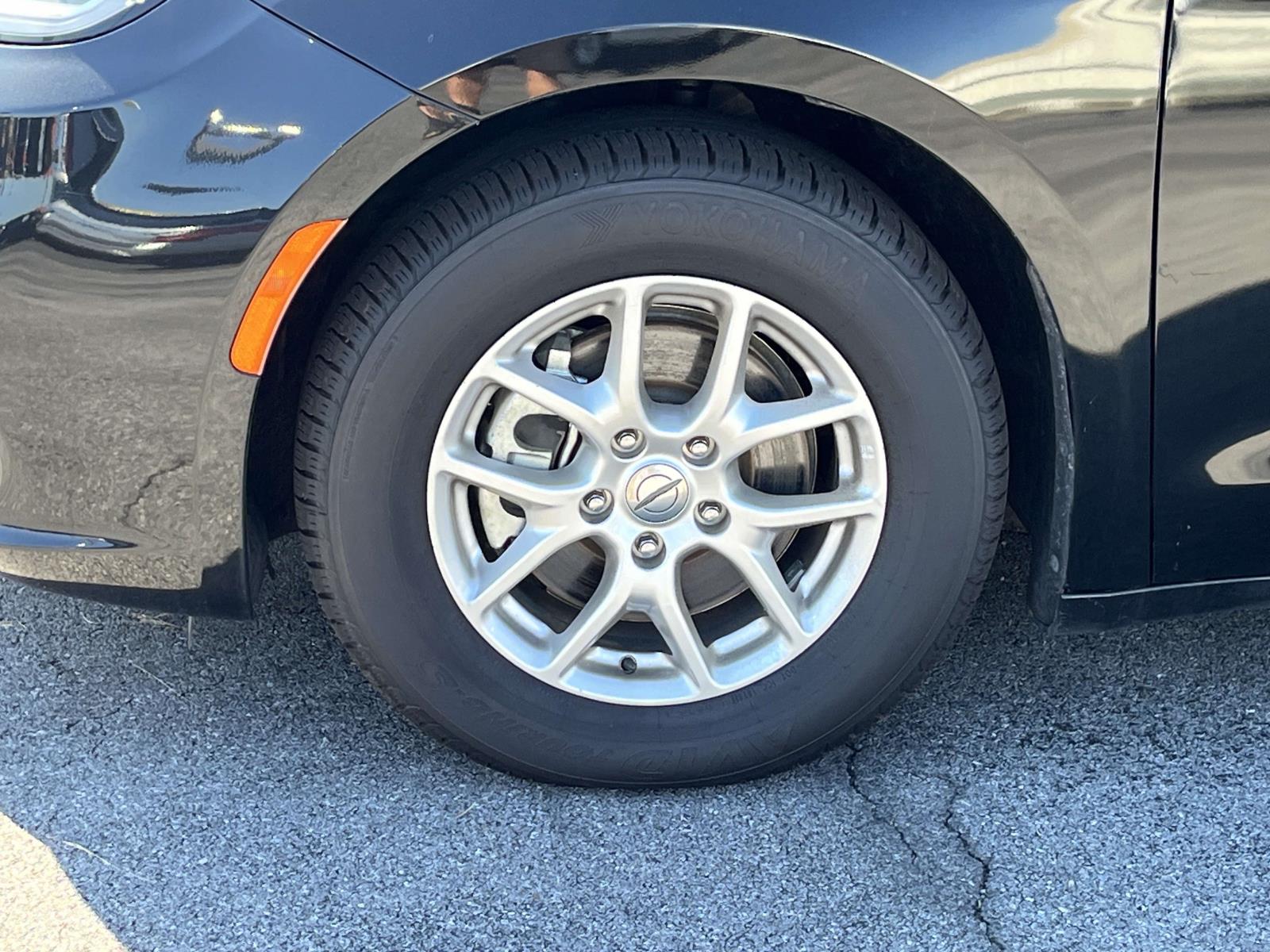 2023 Chrysler Pacifica Touring L - Photo 12