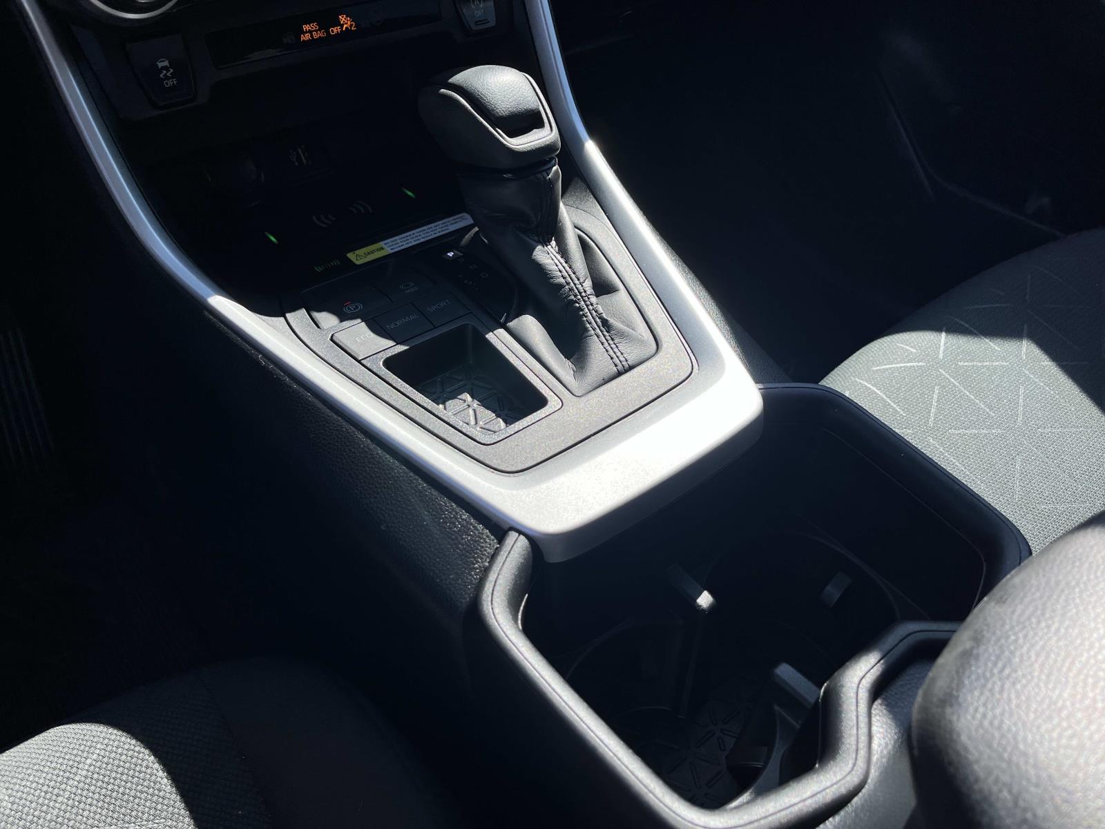 2024 Toyota RAV4 XLE - Photo 32