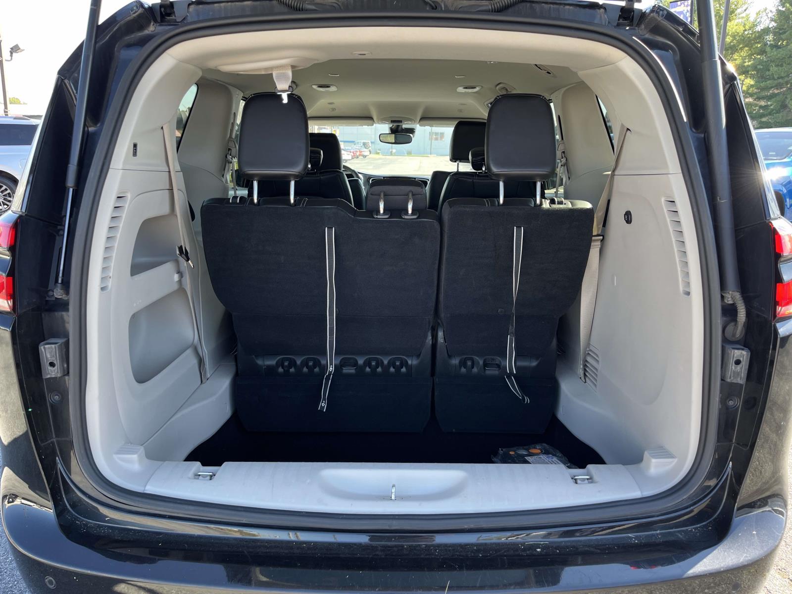 2023 Chrysler Pacifica Touring L - Photo 18