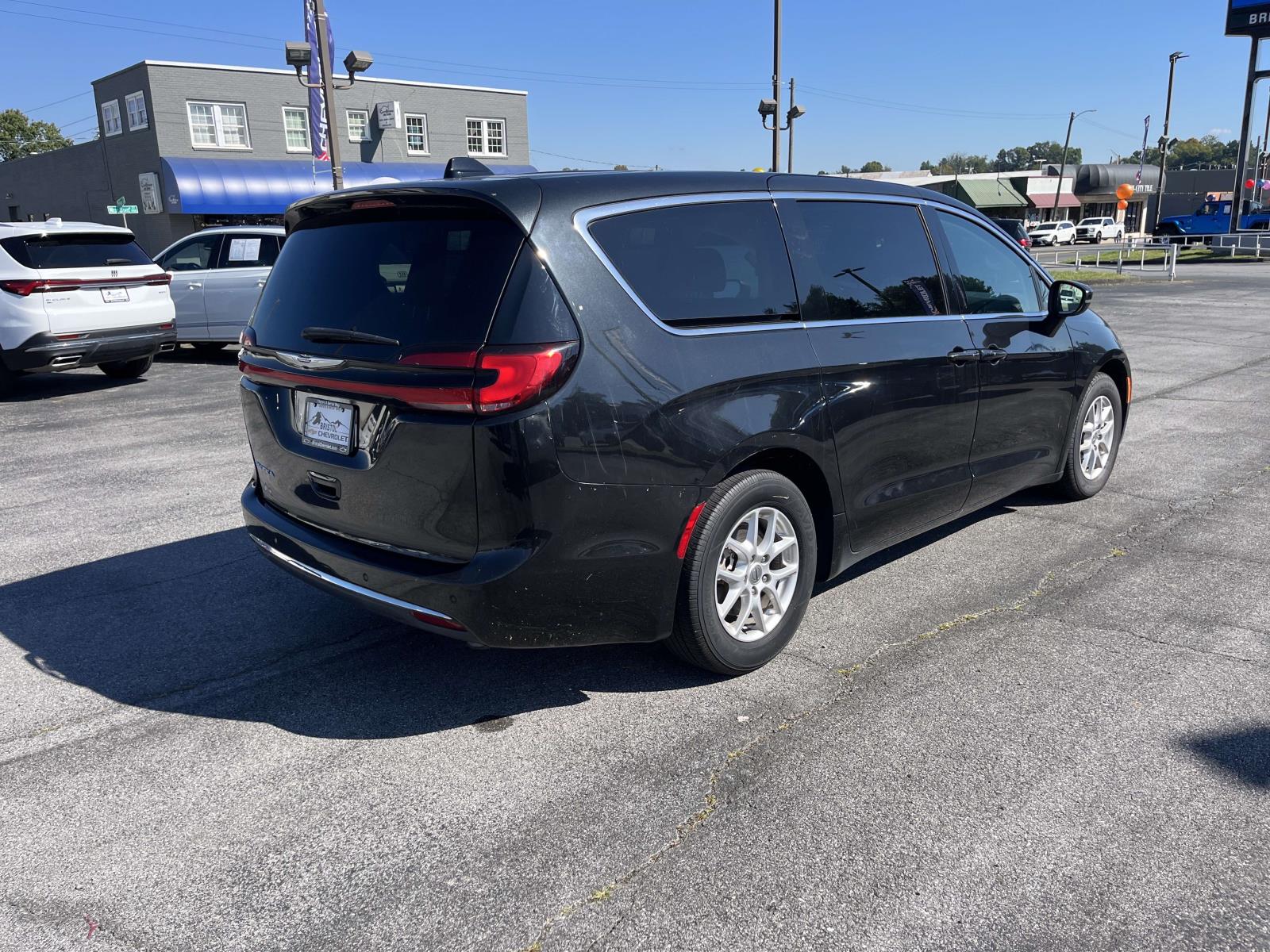 2023 Chrysler Pacifica Touring L - Photo 4