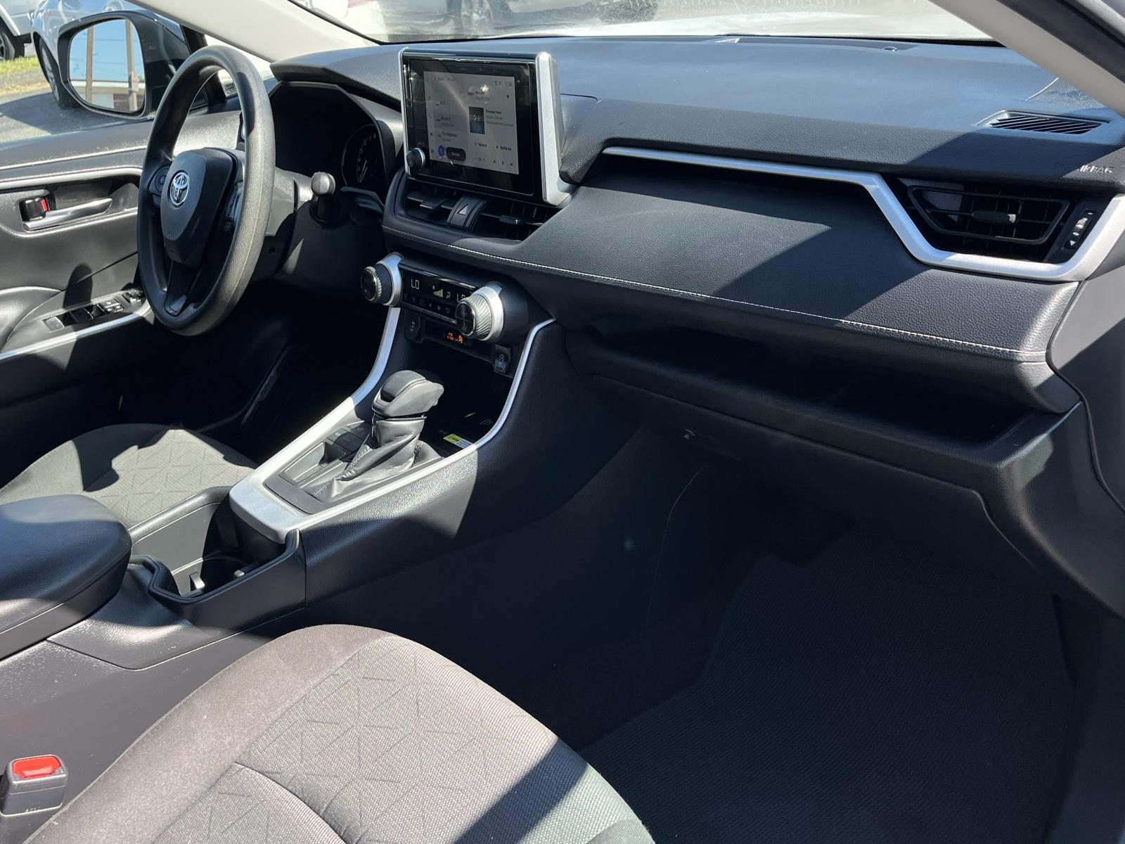 2024 Toyota RAV4 XLE - Photo 24