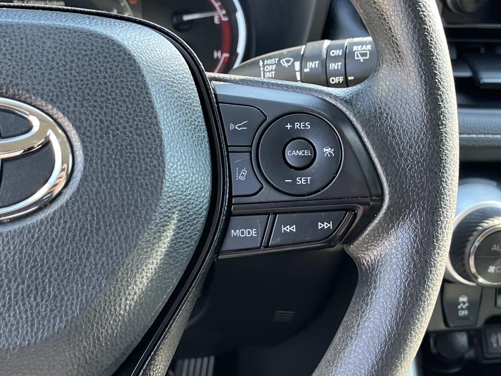 2024 Toyota RAV4 XLE - Photo 30