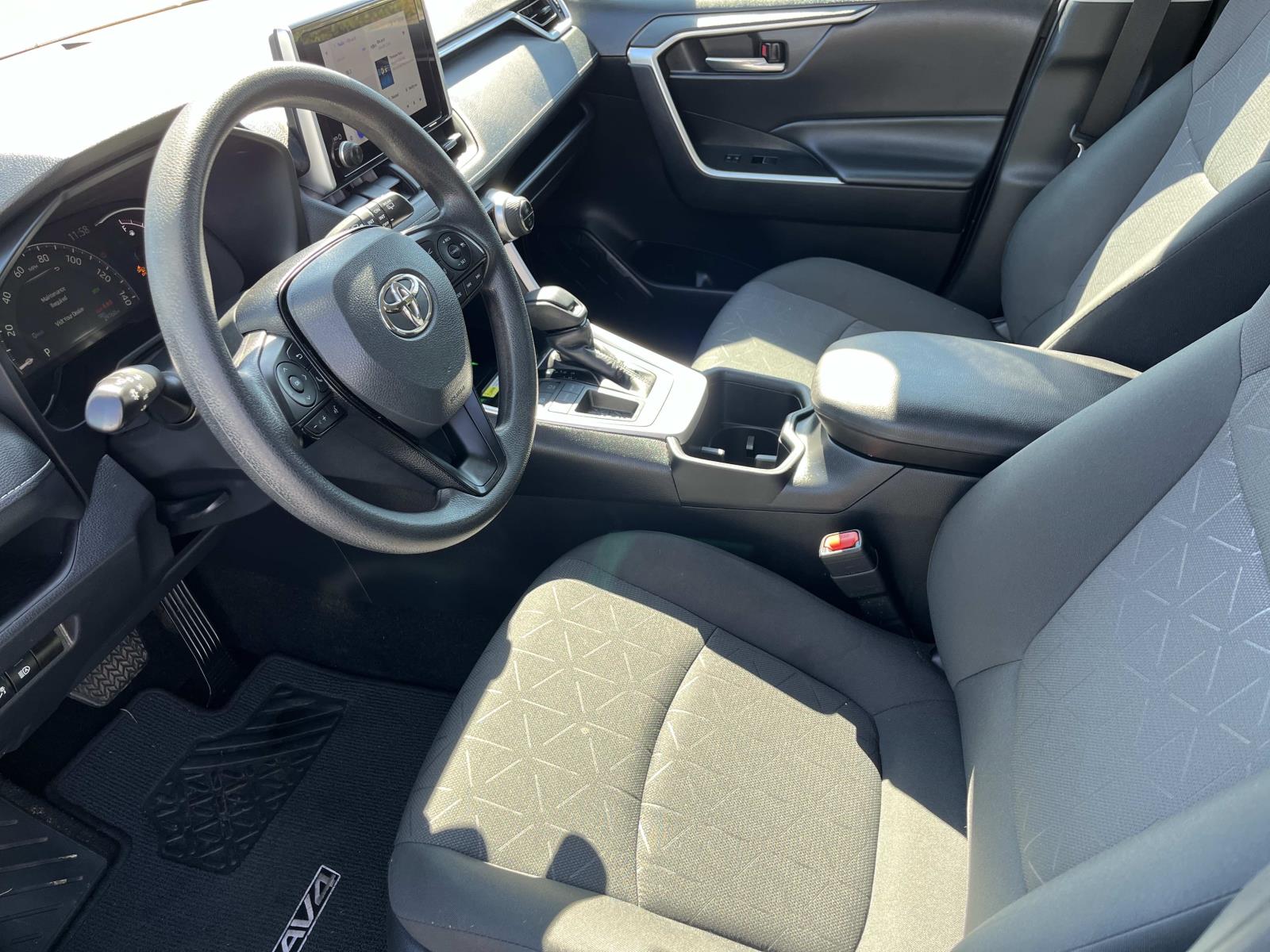 2024 Toyota RAV4 XLE - Photo 26