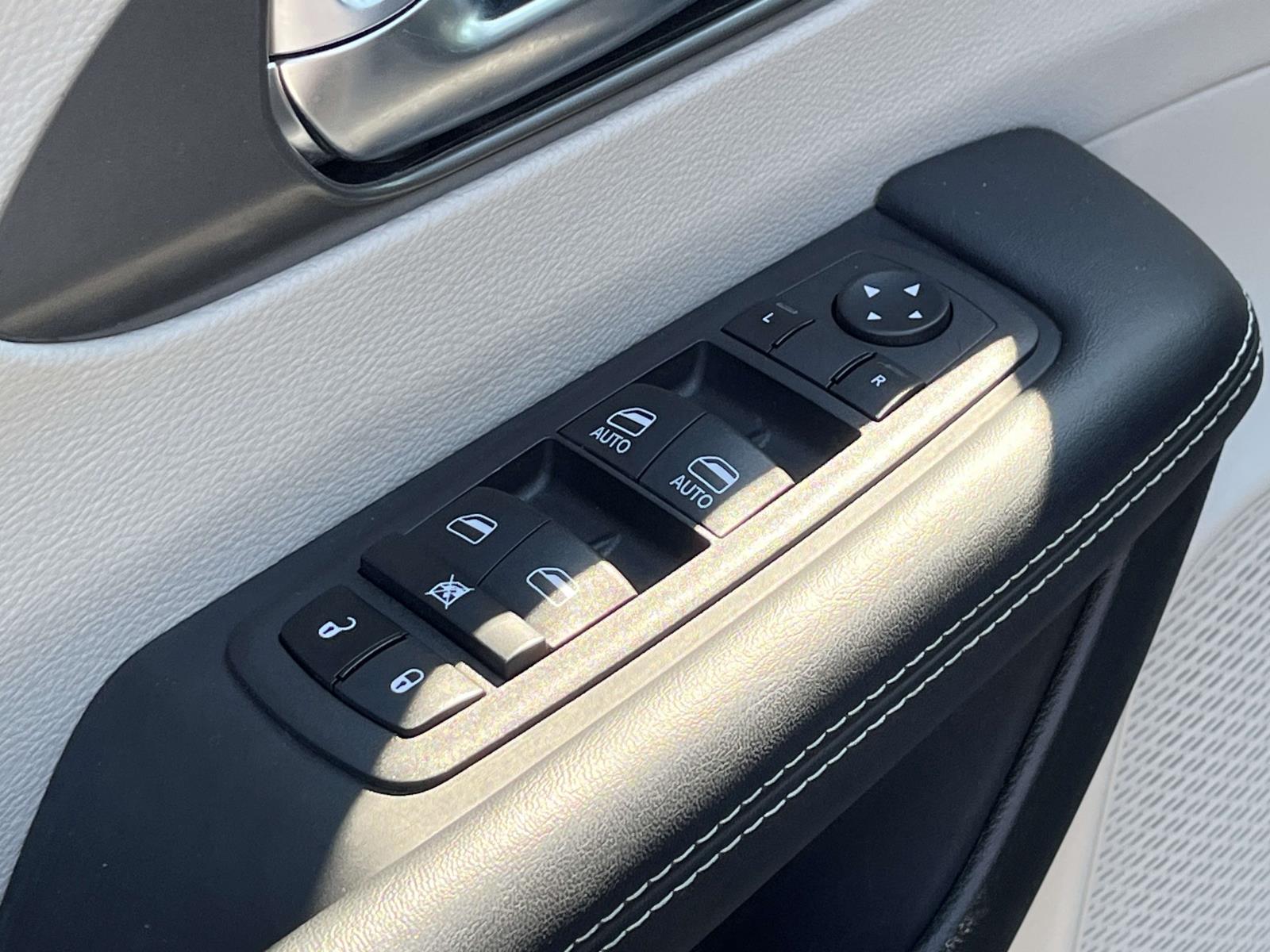 2023 Chrysler Pacifica Touring L - Photo 25