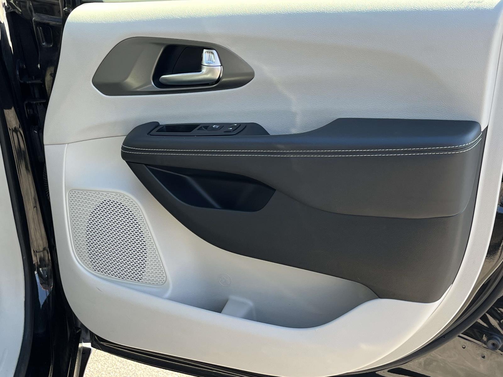 2023 Chrysler Pacifica Touring L - Photo 21