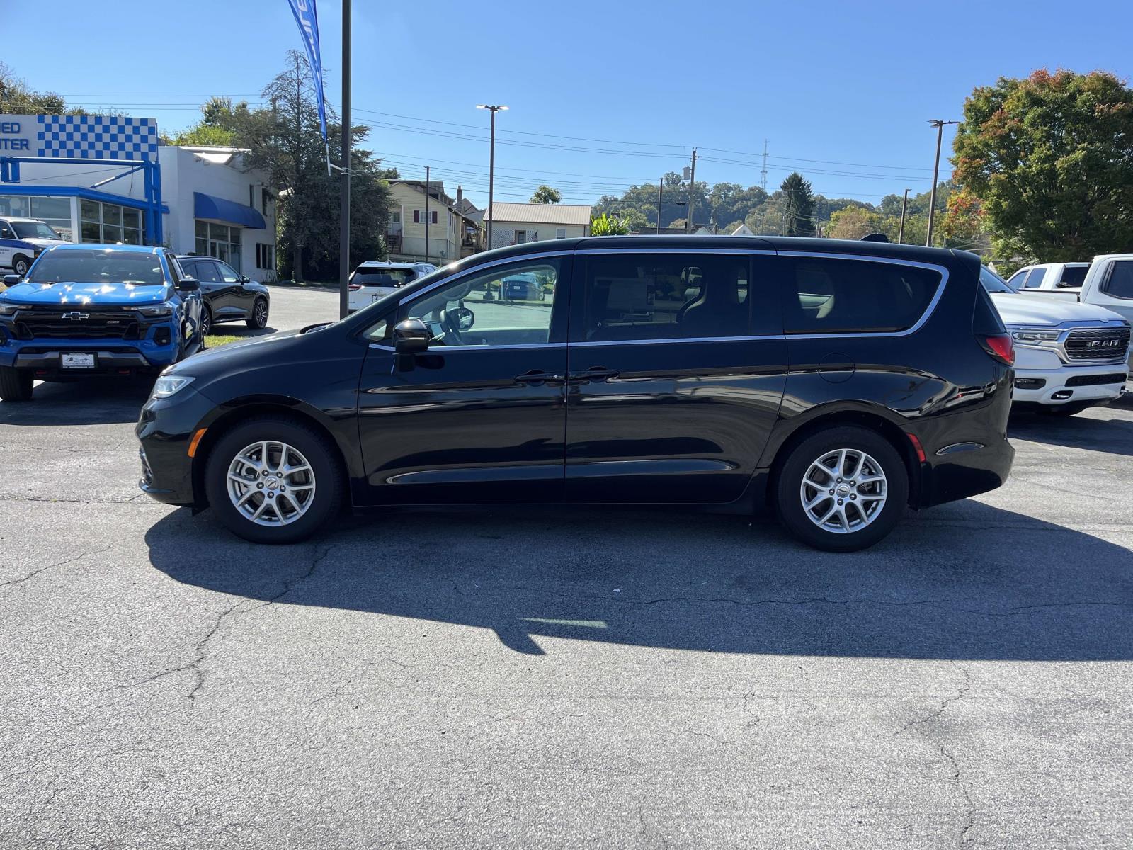 2023 Chrysler Pacifica Touring L - Photo 8