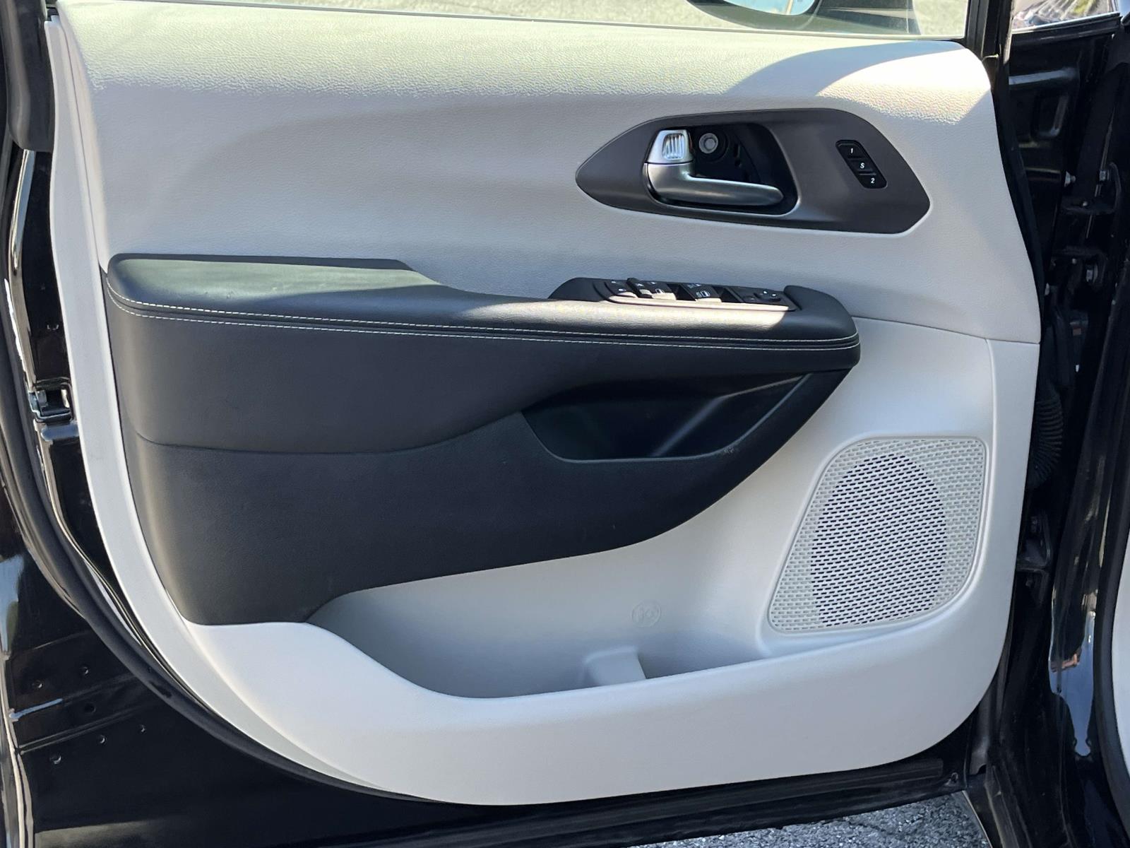 2023 Chrysler Pacifica Touring L - Photo 23