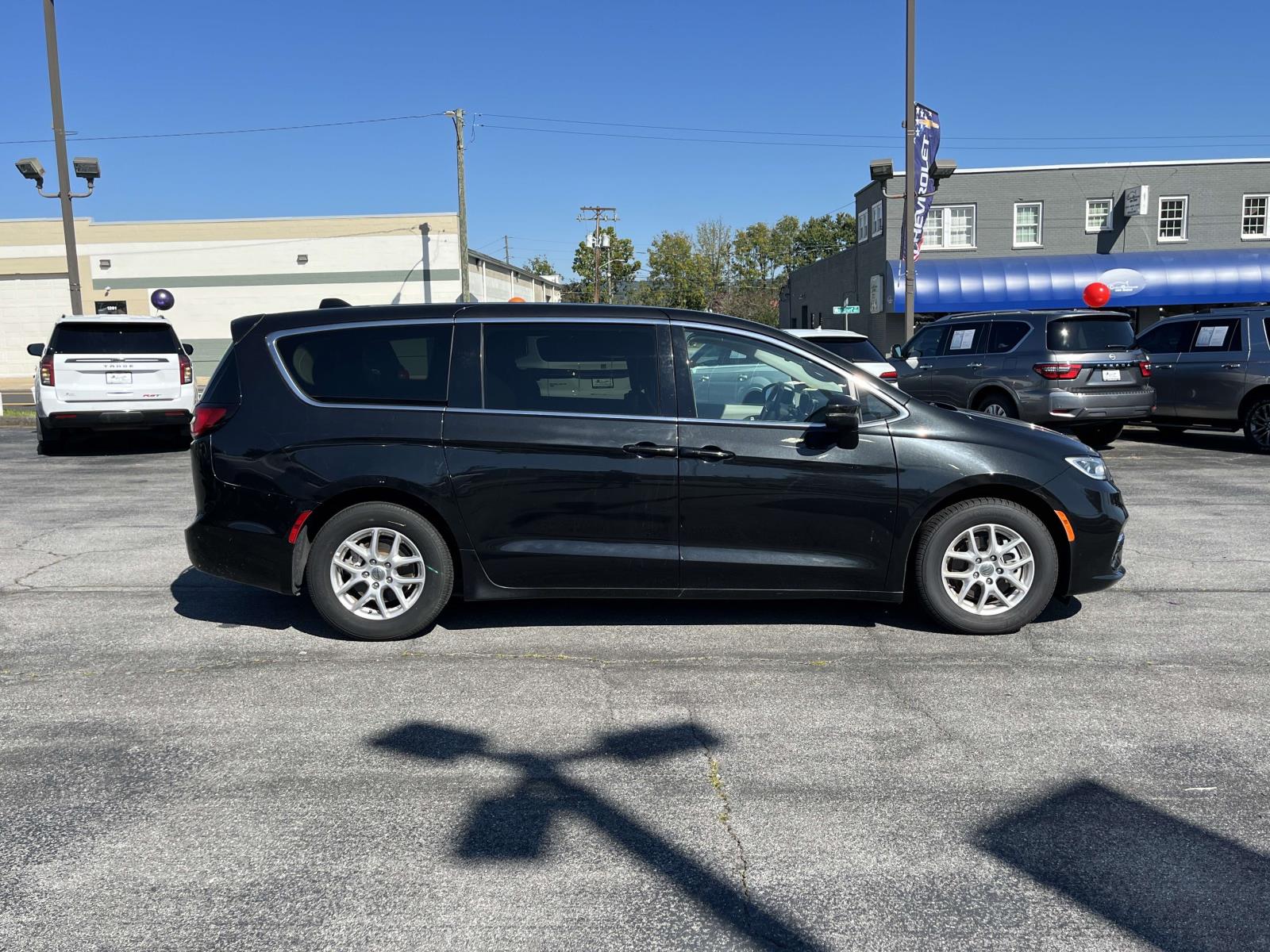 2023 Chrysler Pacifica Touring L - Photo 3