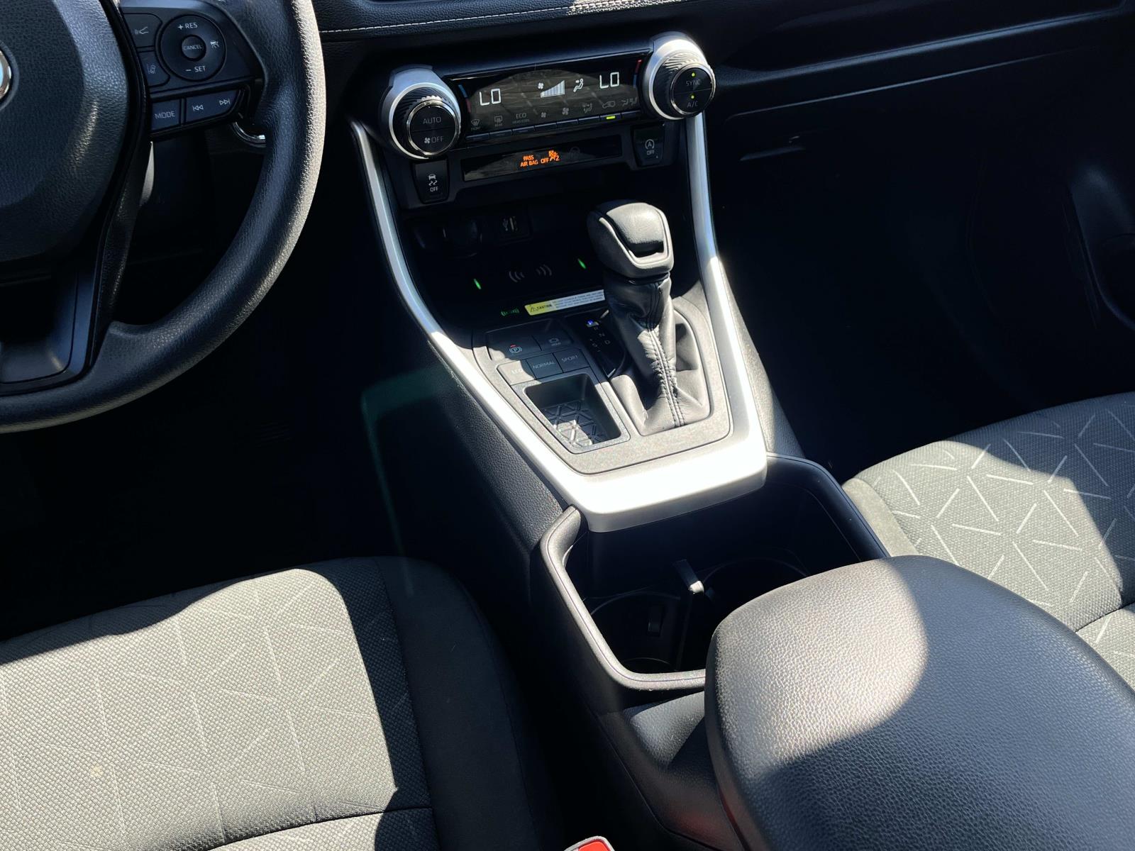 2024 Toyota RAV4 XLE - Photo 15