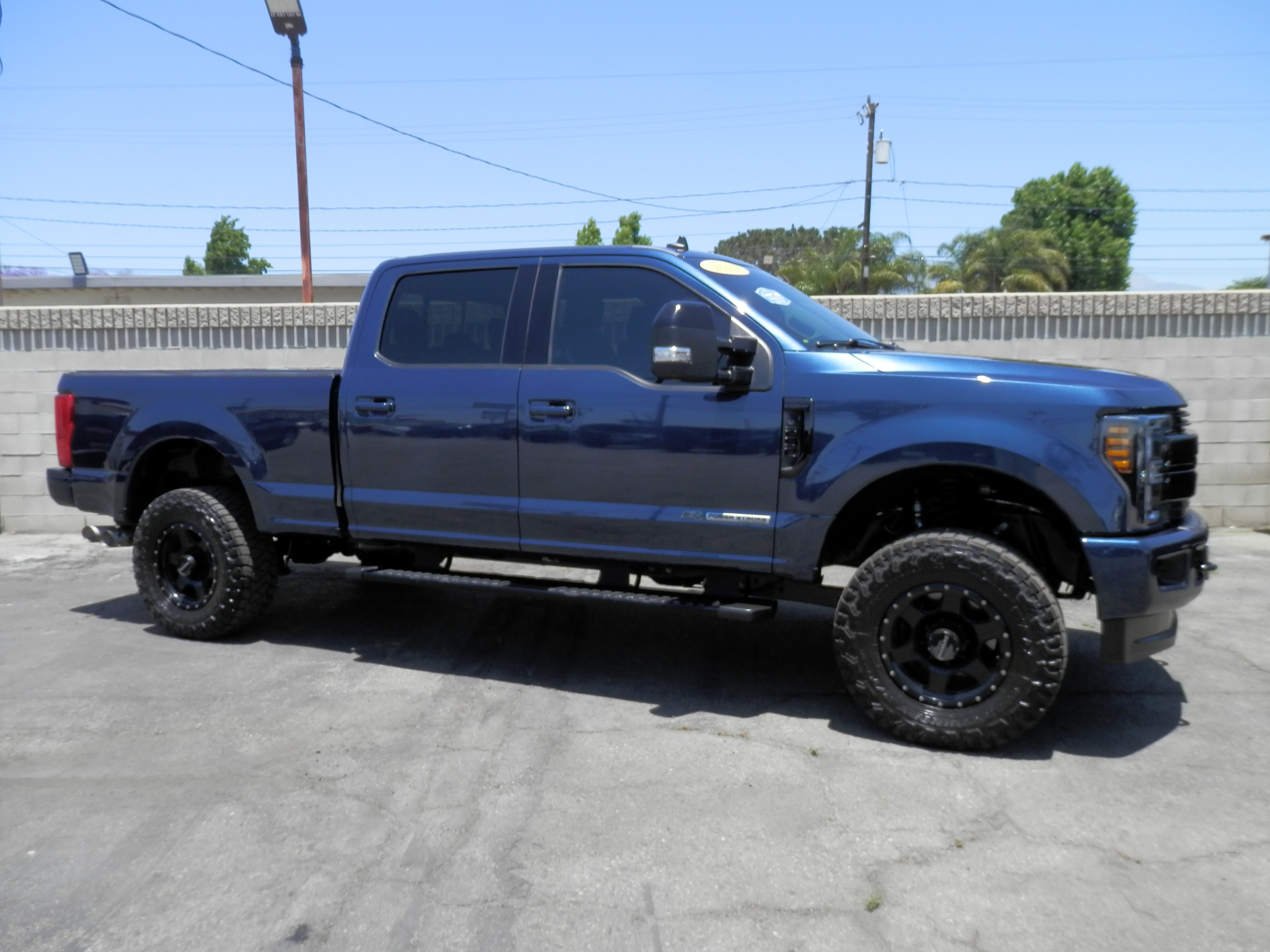 Used 2019 Ford F-250 Lariat (6.7 TURBO DIESEL 4WD) (4 INCH FOX LIFT) Truck Crew Cab