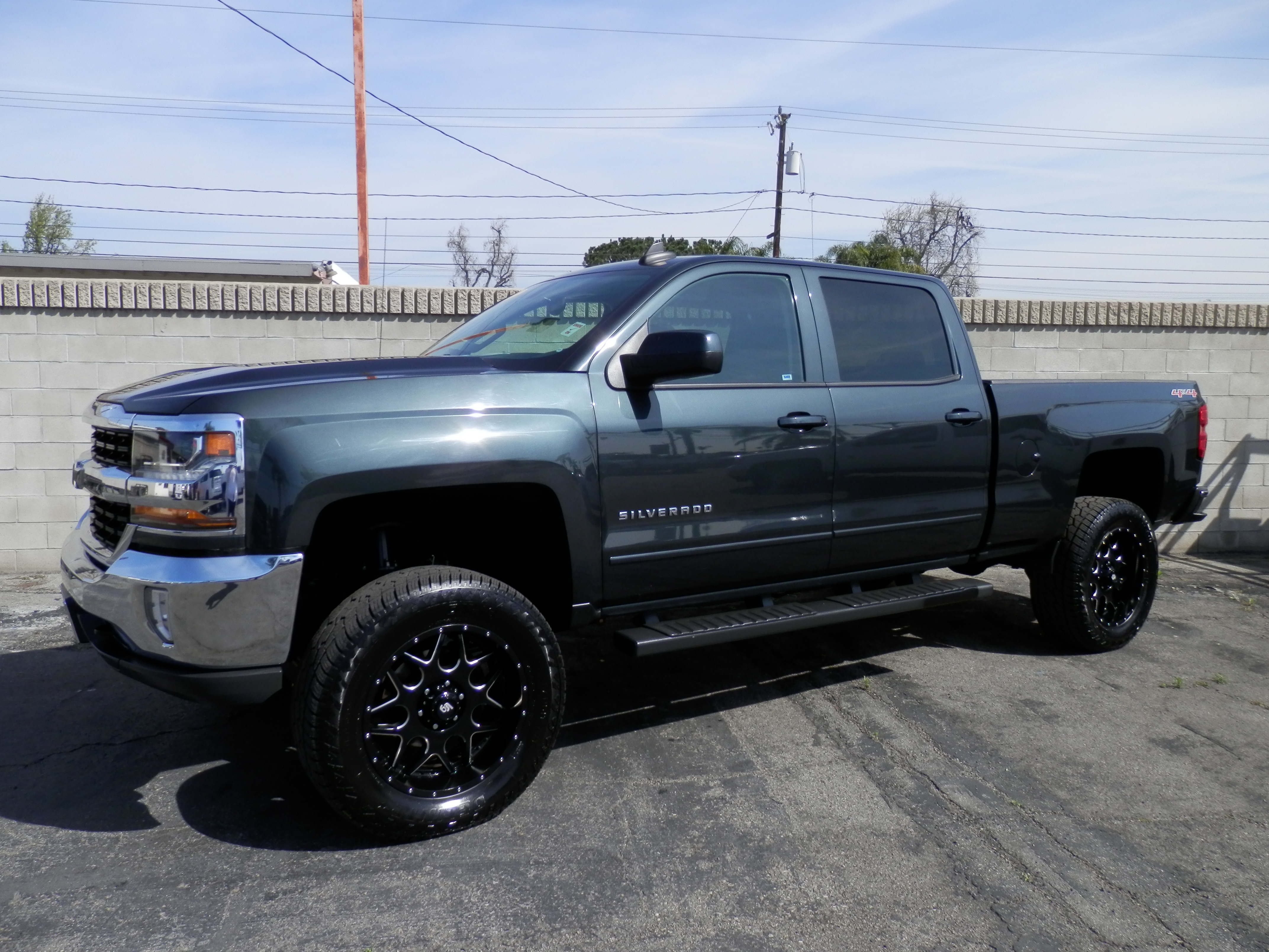 Used 2017 Chevrolet Silverado 1500 LT (4WD) (4 INCH PRO COMP LIFT) Truck Crew Cab