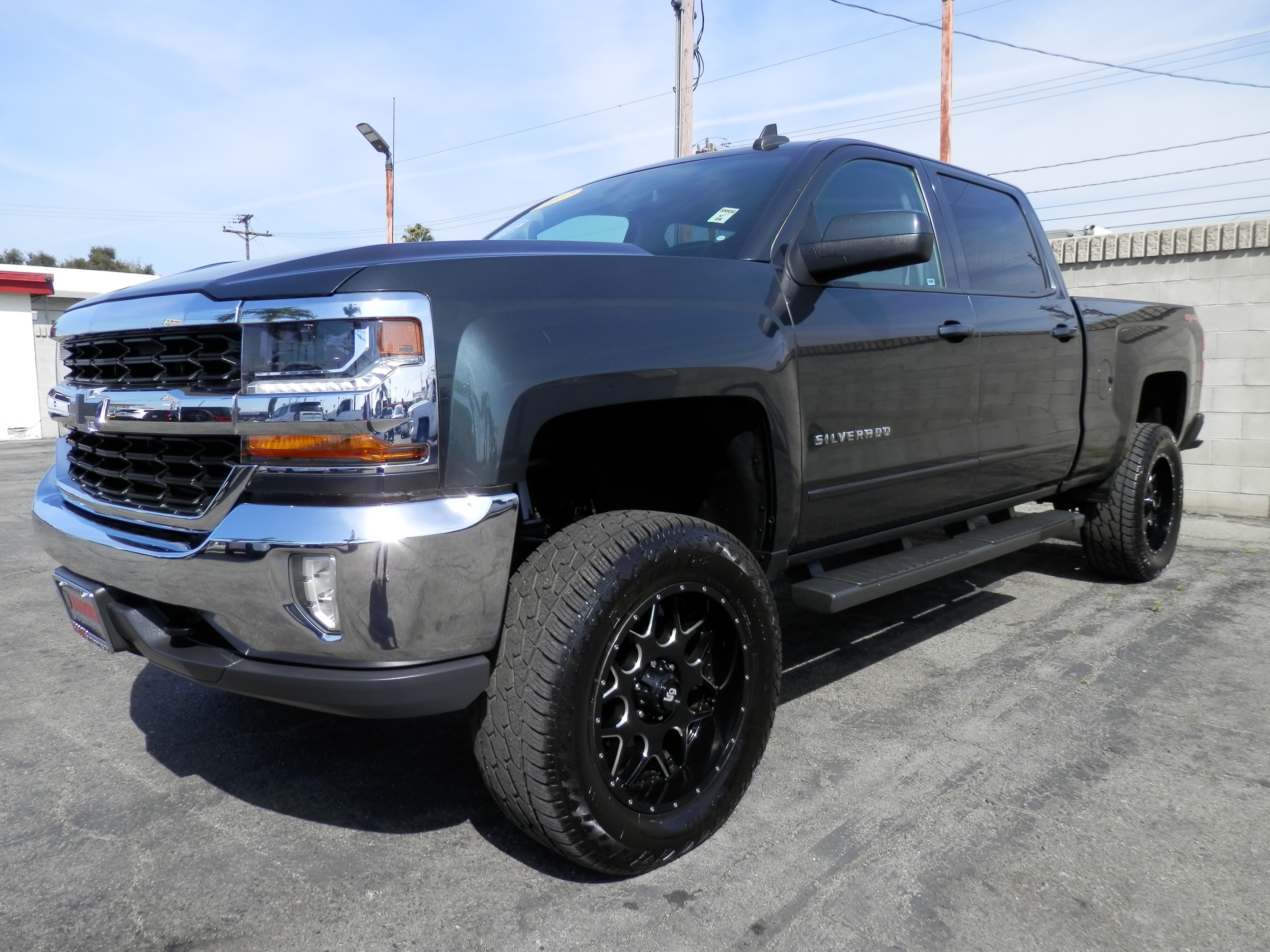 Used 2017 Chevrolet Silverado 1500 LT (4WD) (4 INCH PRO COMP LIFT) Truck Crew Cab