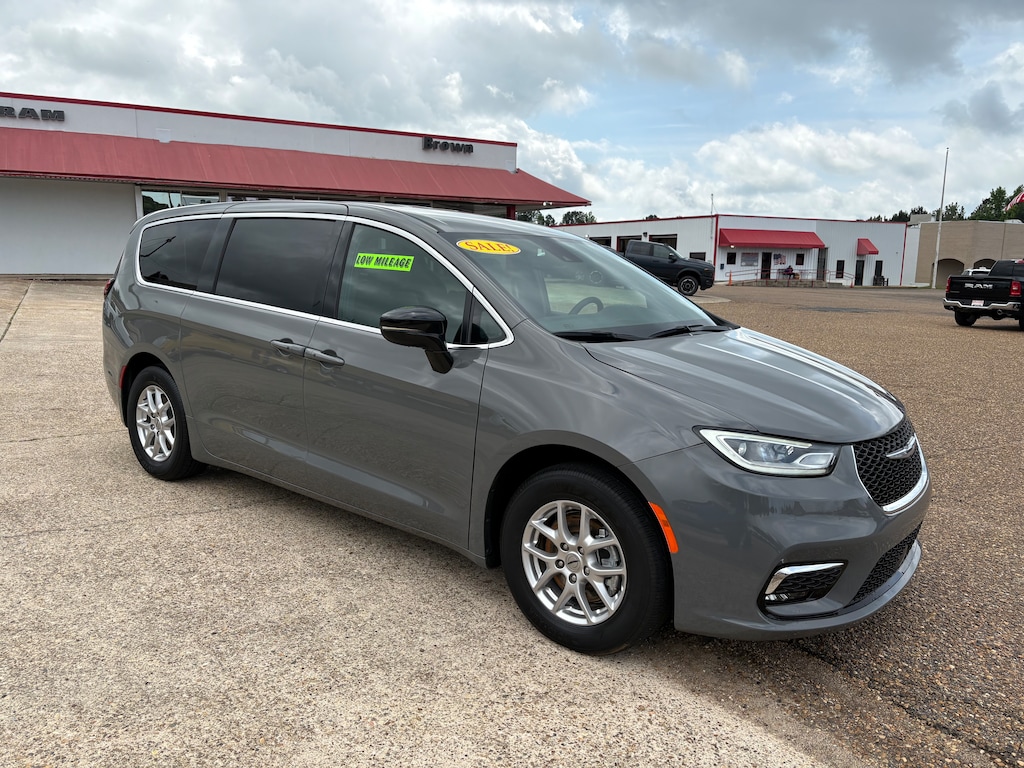 Used 2025 Chrysler Pacifica Select Van Passenger Van