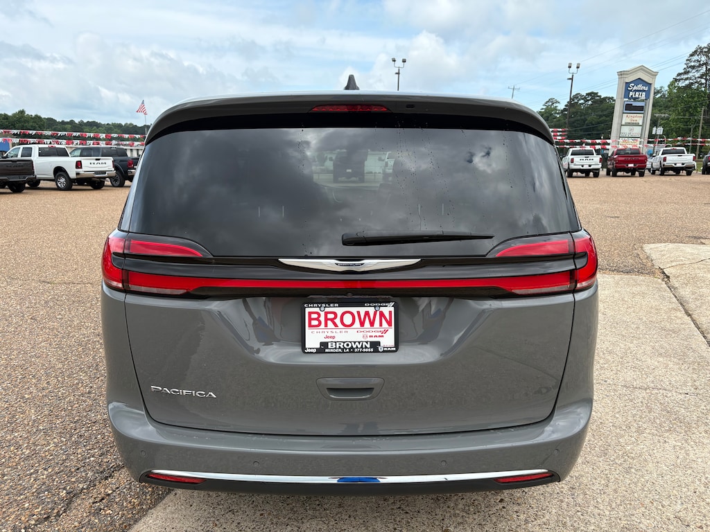 Used 2025 Chrysler Pacifica Select Van Passenger Van