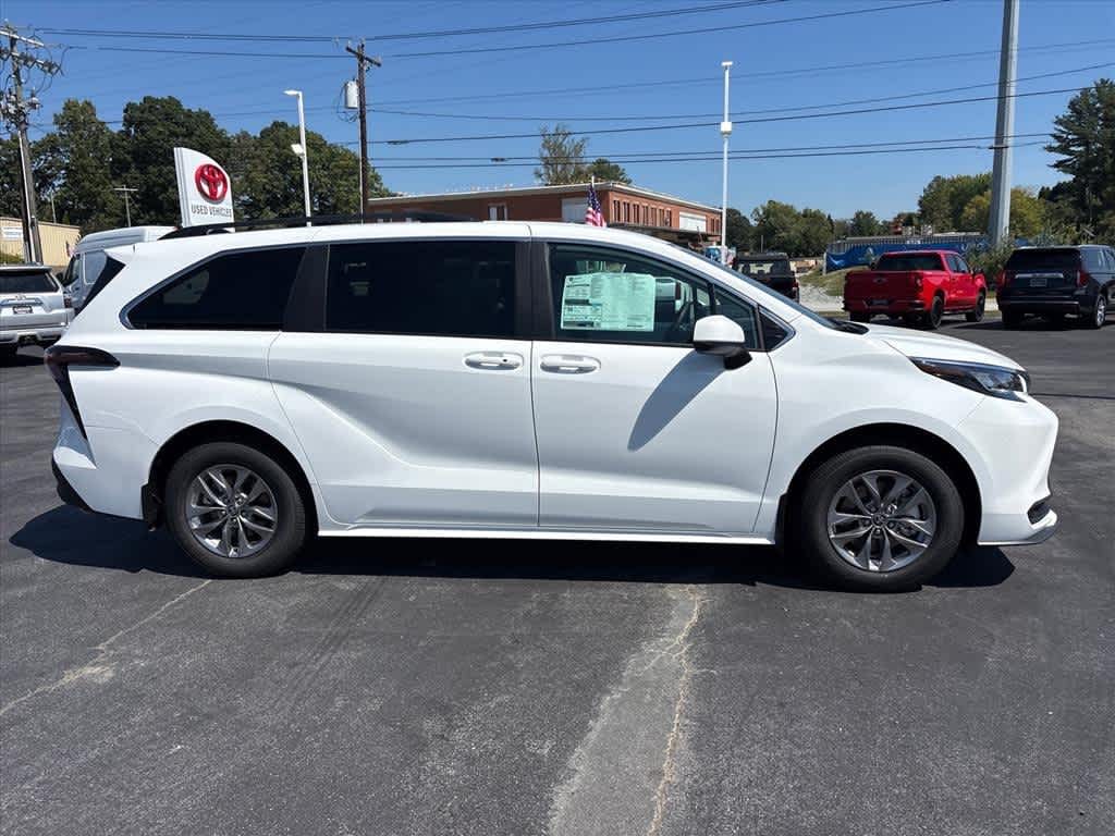 New 2026 Toyota Sienna LE 8 PASSENGER