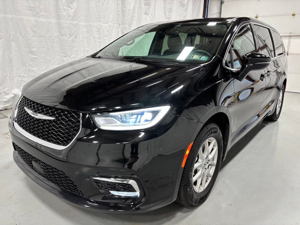 Used 2025 Chrysler Pacifica Select Van Passenger Van