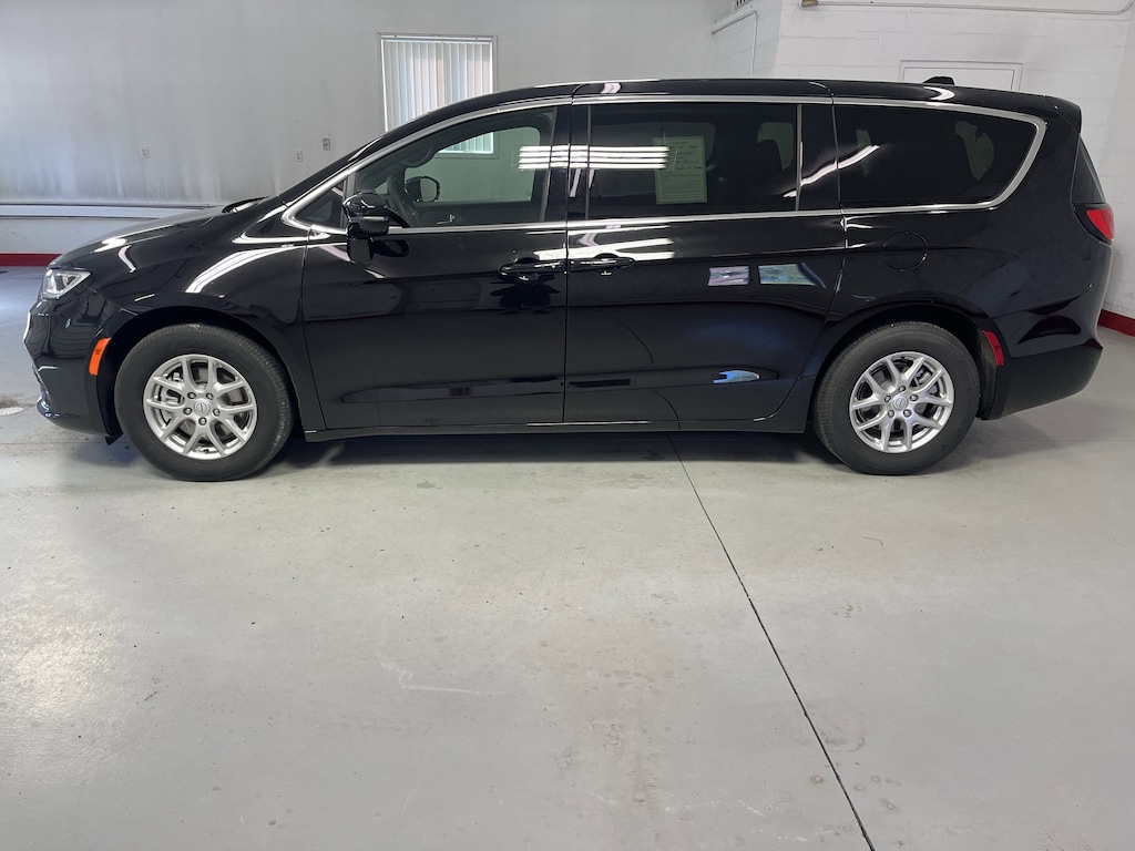 Used 2025 Chrysler Pacifica Select Van Passenger Van