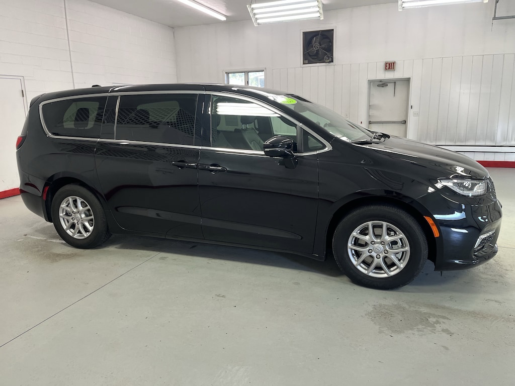 Used 2025 Chrysler Pacifica Select Van Passenger Van