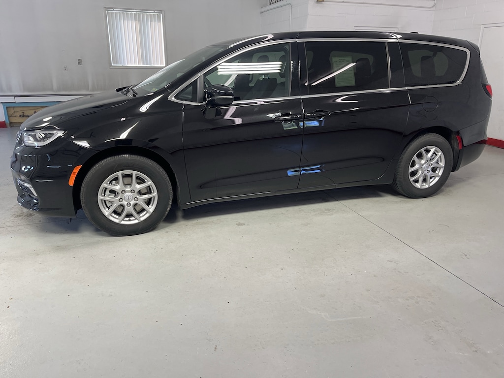 Used 2025 Chrysler Pacifica Select Van Passenger Van