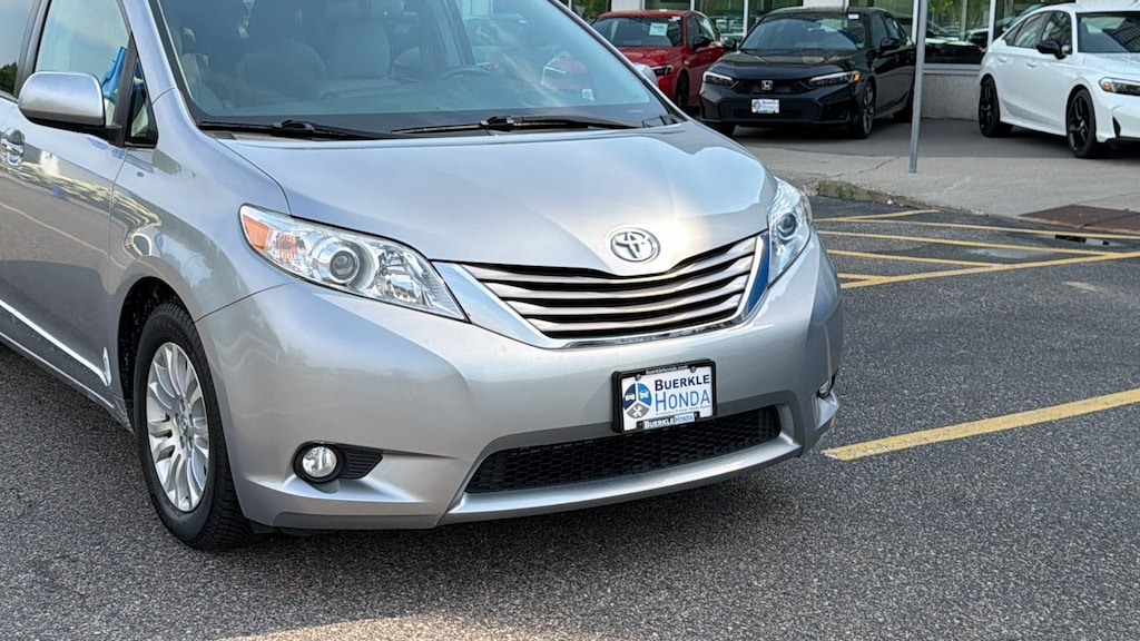 Used 2017 Toyota Sienna XLE XLE FWD 8-Passenger
