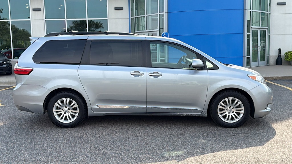 Used 2017 Toyota Sienna XLE XLE FWD 8-Passenger