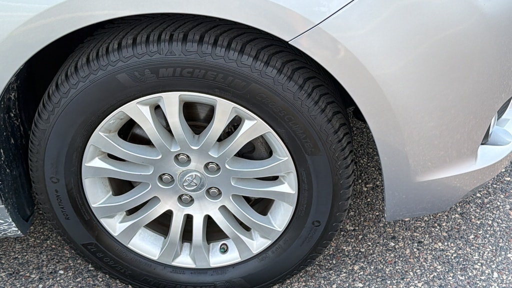 Used 2017 Toyota Sienna XLE XLE FWD 8-Passenger