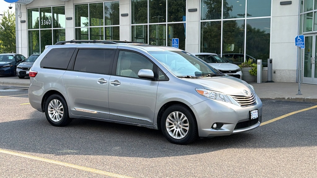 Used 2017 Toyota Sienna XLE XLE FWD 8-Passenger