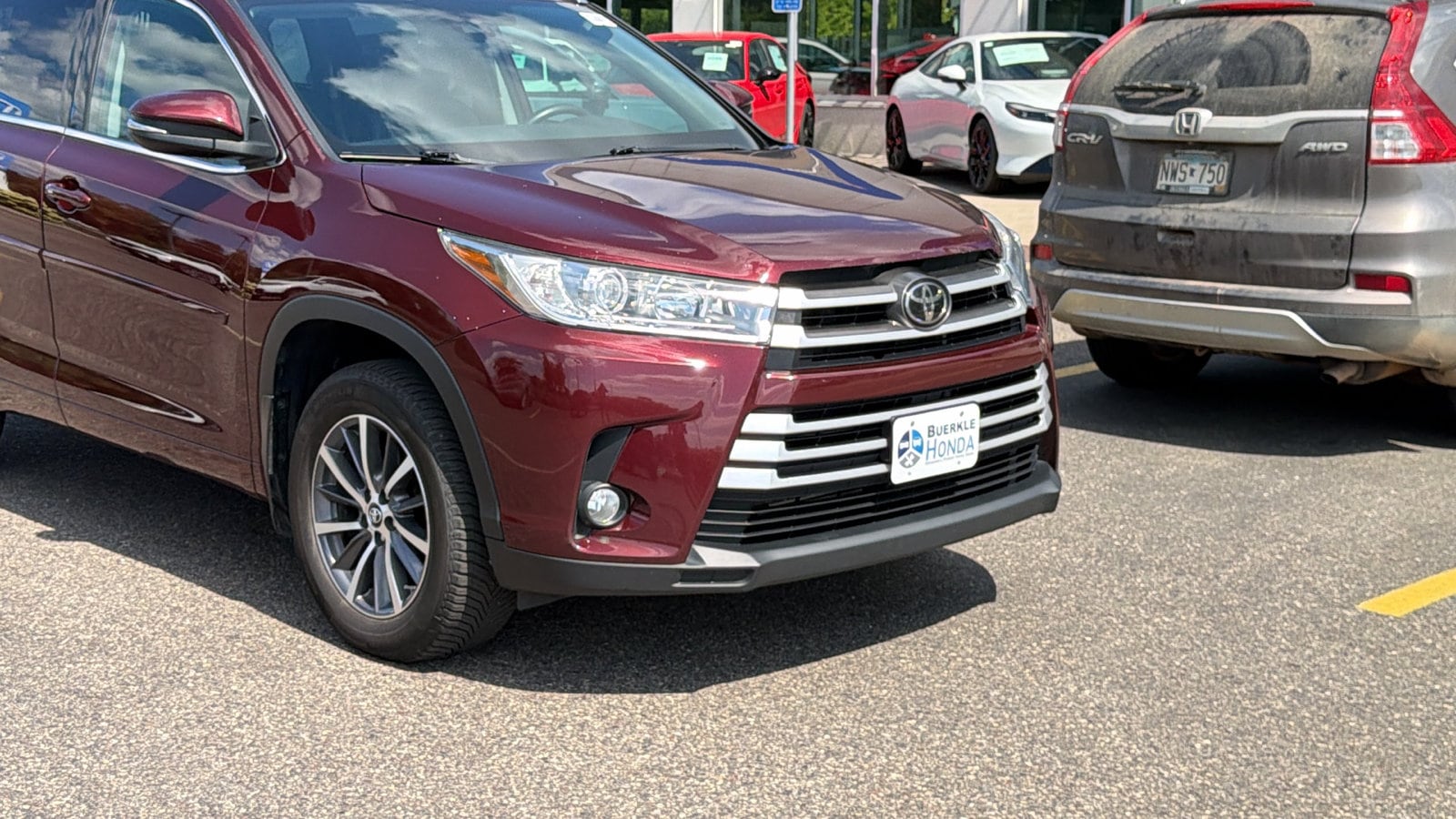 Used 2018 Toyota Highlander XLE with VIN 5TDJZRFH6JS851424 for sale in Saint Paul, Minnesota