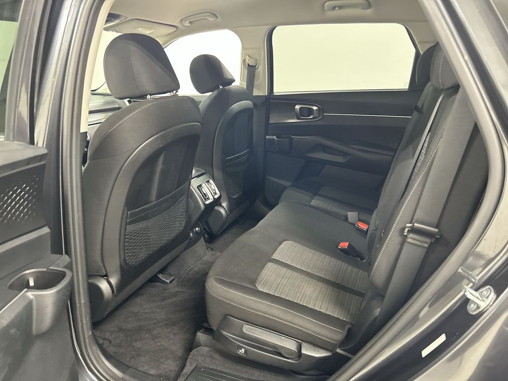 2023 Kia Sorento LX - Photo 19